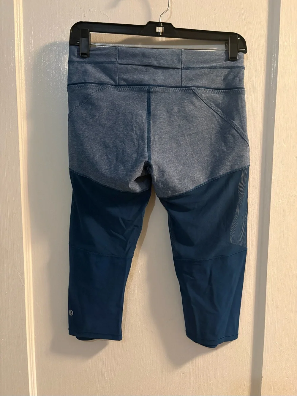Lululemon women’s Active Capri Leggings - Blue